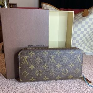 Like new Louis Vuitton zippy wallet